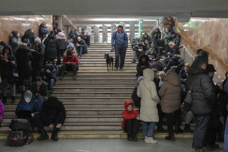 俄羅斯今（26）日再度對烏克蘭各大城市發動飛彈攻擊，造成首都基輔一人死亡，至少兩人受傷。基輔民眾紛紛至地鐵站躲避空襲。（美聯）