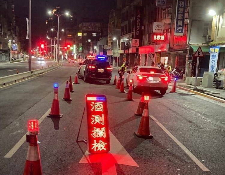 台北市交通警察大隊取締違規酒駕。（資料照，台北市交通警察大隊提供）

