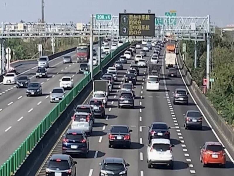 國道1號彰化段今天下午發生2輛車追撞，適逢農曆春節尾聲用路人北返，後方一度大塞10公里。 （記者湯世名翻攝）