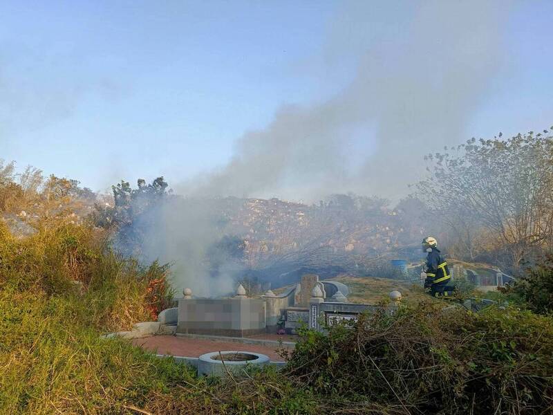 花壇鄉八卦山區今天下午驚傳火燒山，在東北季風助虐下火勢迅速蔓延，狂燒5.5小時仍未撲滅。 （消防局提供）