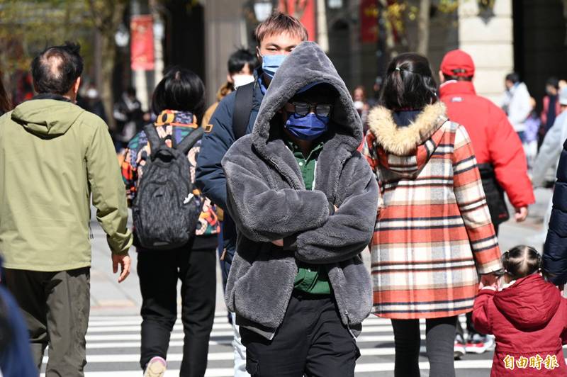 寒流再發威，氣象局10點左右發佈，全台低溫特報，14縣市都達到「非常寒冷」的橙色燈號。（資料照）