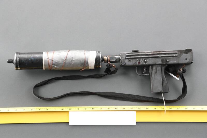 除了黑星手枪，警方也在舞厅内发现一把加装自制消音器的MAC-10冲锋枪。警方指出，这把改装冲锋枪并不符合加州的枪枝法规。（图撷取自War Noir推特）(photo:LTN)