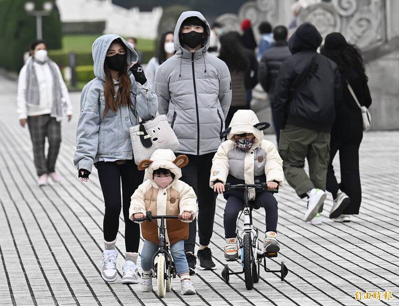 寒流發威，中央氣象局已針對全台所有縣市發布低溫特報。（記者陳志曲攝）