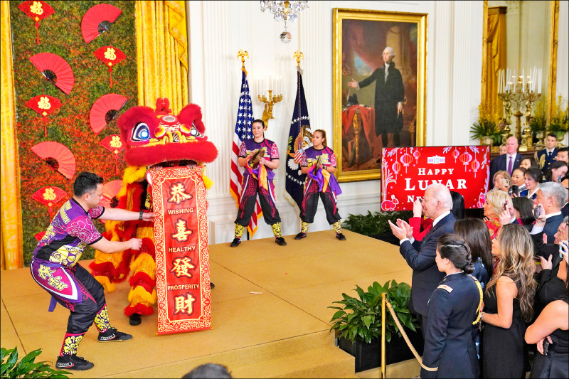美国白宫26日举行历来首场农历春节庆祝活动，现场舞狮表演让打着红领带的拜登总统和其他与会者惊唿连连，掌声不断。（美联社）(photo:LTN)