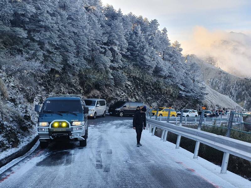 超強寒流造成合歡山道路結冰，路面超滑，就連走路都得小心翼翼。（警方提供）