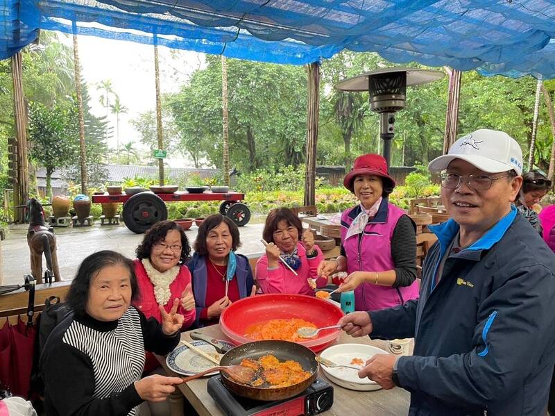 「雙溪平林休閒農場」主打家常農家菜餚，食材選用雙溪特產山藥、野薑花及本地豬農飼養的黑毛豬入菜。（圖由新北市農業局提供）