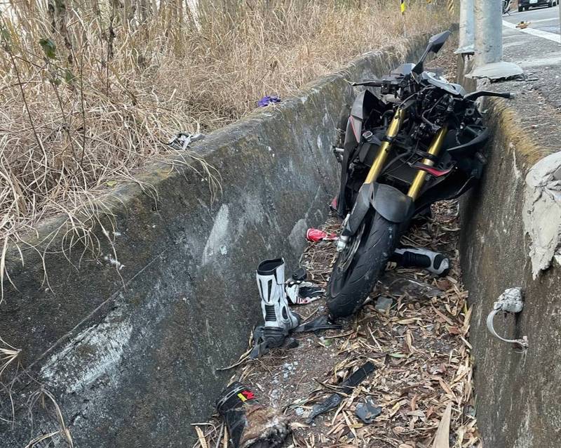 龍崎182線28.5公里處發生機車自摔事故,騎士送醫,但傷重不治。(民眾提供) 龍崎182線28.5公里處發生機車自摔事故,騎士送醫,但傷重不治。(民眾提供)