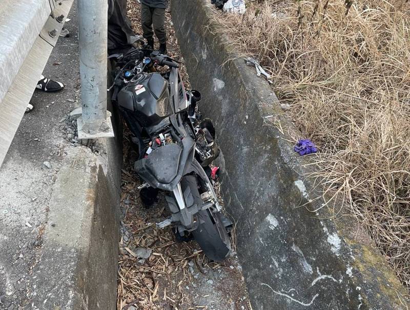龍崎182線28.5公里處發生機車自摔事故,騎士送醫,但傷重不治。(民眾提供) 龍崎182線28.5公里處發生機車自摔事故,騎士送醫,但傷重不治。(民眾提供)