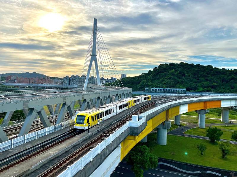 捷運環狀線第一階段經營權將移回新北市政府，圖為新北環狀線列車經過彩虹橋。（圖由新北市捷運局提供）