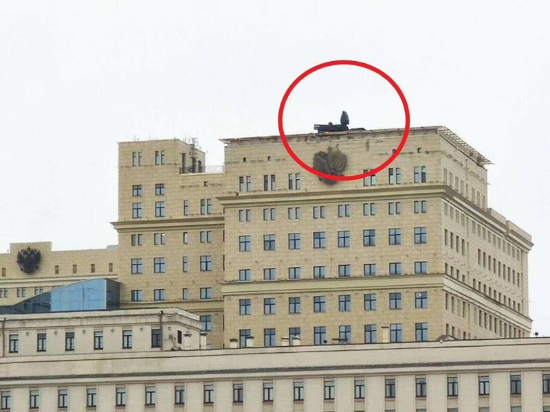 网传图片俄罗斯莫斯科的政府大楼，屋顶上已安装了防空系统。（取自推特@RALee85）(photo:LTN)