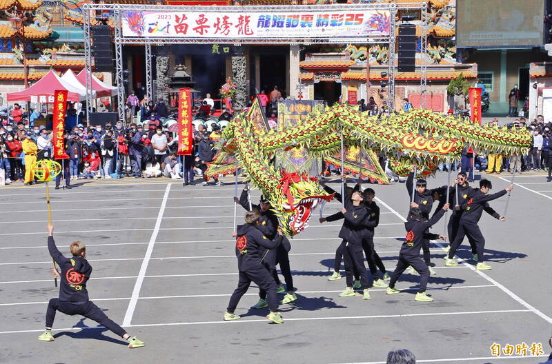 貓裏客家龍競技，禾豐龍藝演出精彩，獲金質獎，並奪下三連霸殊榮。（記者張勳騰攝）