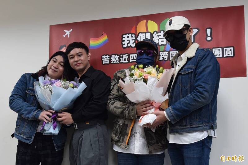 過年前,行政院函釋通過,讓跨國同性伴侶終於可攜手結婚登記,今(31)日就有2對台灣與馬來西亞同性伴侶雙雙衝到戶政事務所登記結婚,許下承諾,要在這塊土地上合法合理在一起,好好照顧彼此。(記者吳柏軒攝) 過年前,行政院函釋通過,讓跨國同性伴侶終於可攜手結婚登記,今(31)日就有2對台灣與馬來西亞同性伴侶雙雙衝到戶政事務所登記結婚,許下承諾,要在這塊土地上合法合理在一起,好好照顧彼此。(記者吳柏軒攝)