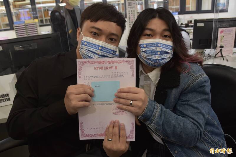 台灣與馬來西亞籍的跨國同性伴侶小昕(右)與斯翔(左)交往9年,如今終於等到跨國同婚通過,順利拿到結婚證書。(記者吳柏軒攝) 台灣與馬來西亞籍的跨國同性伴侶小昕(右)與斯翔(左)交往9年,如今終於等到跨國同婚通過,順利拿到結婚證書。(記者吳柏軒攝)