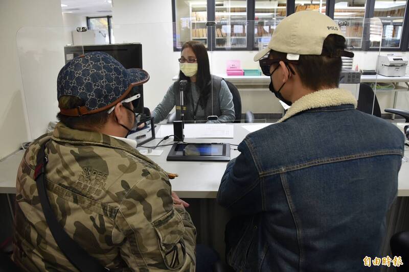台灣與馬來西亞的跨國同性伴侶,喬納森(左)與漢克(右)交往6年,終於等到行政院通過跨國同婚,趁開春後衝到戶政事務所登記結婚。(記者吳柏軒攝) 台灣與馬來西亞的跨國同性伴侶,喬納森(左)與漢克(右)交往6年,終於等到行政院通過跨國同婚,趁開春後衝到戶政事務所登記結婚。(記者吳柏軒攝)