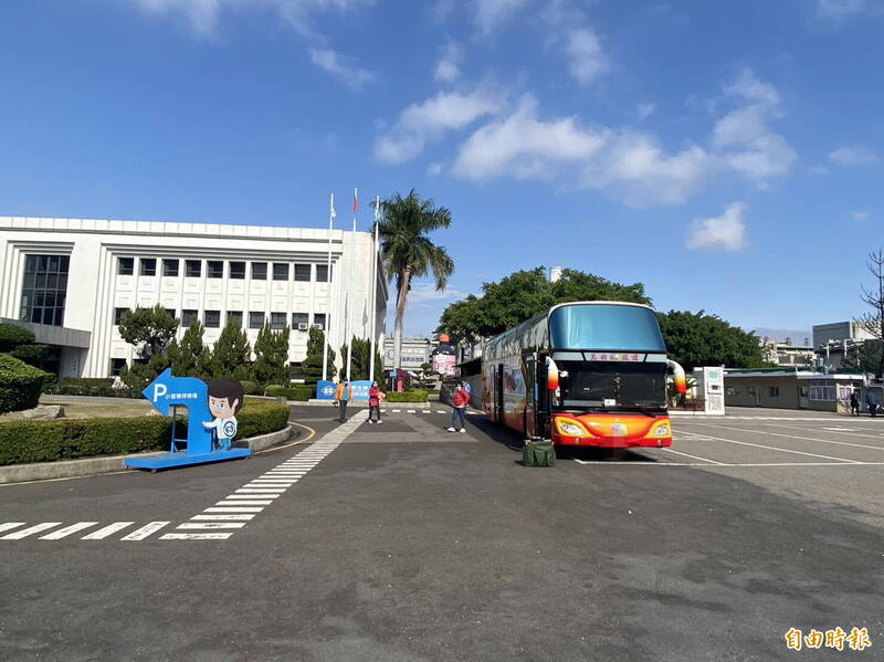 彰化台化廠區園區部分土地開發轉做觀光工廠，平常或假日都有遊覽車載客參觀。（記者張聰秋攝）