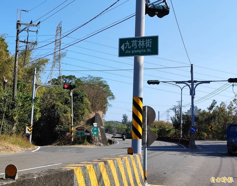 龍崎182線大馬路上，出現「九芎林街」的標示牌，讓居民誤以為當地設庄百年來，首度有戶政命名的街道。（記者吳俊鋒攝）