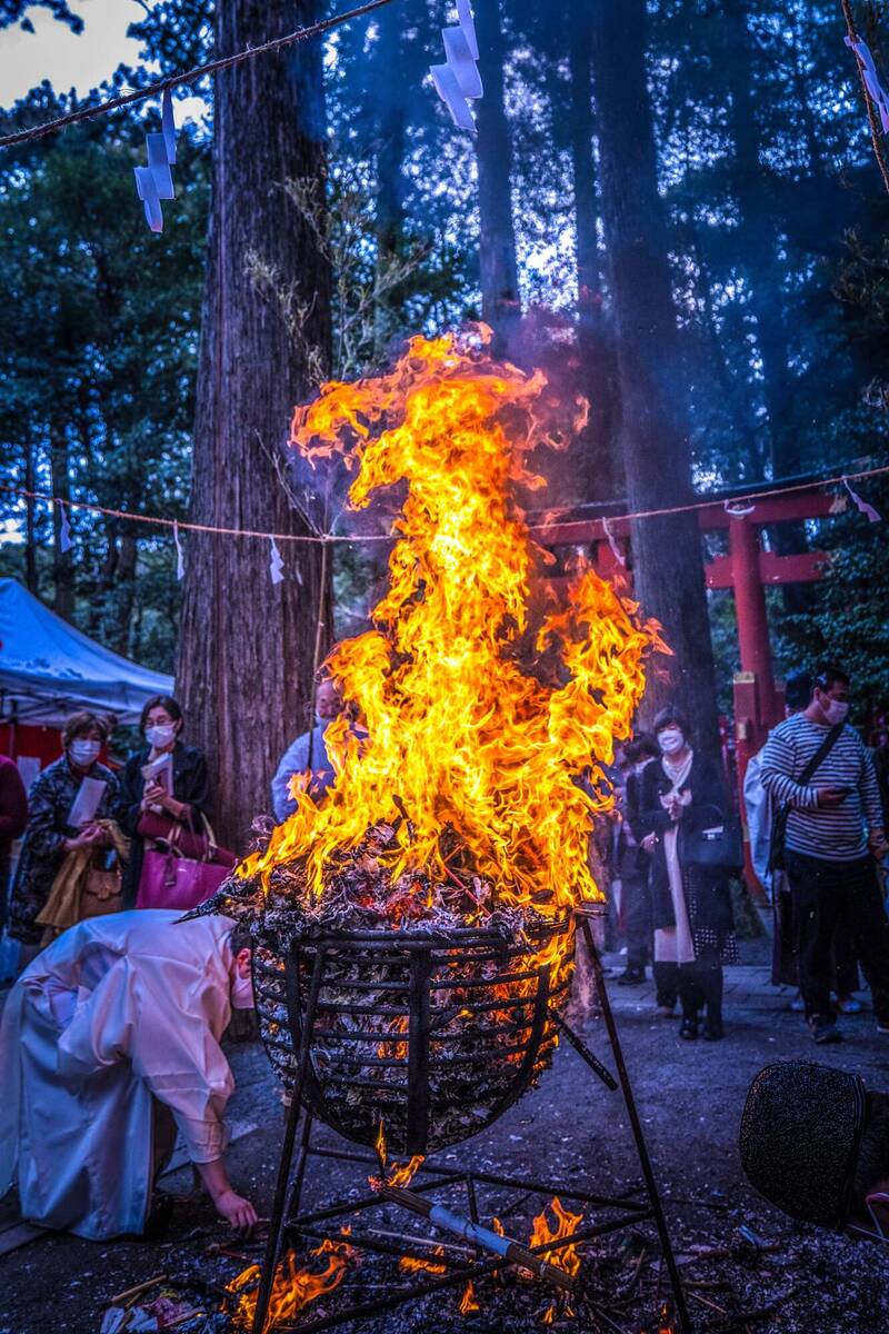 日前有名日本網友分享，自己去年在三重縣椿大神社參拜時，意外拍下1張十分神聖、有如「炎龍降臨」的照片。（圖擷取自@asagi_photo0921推特）