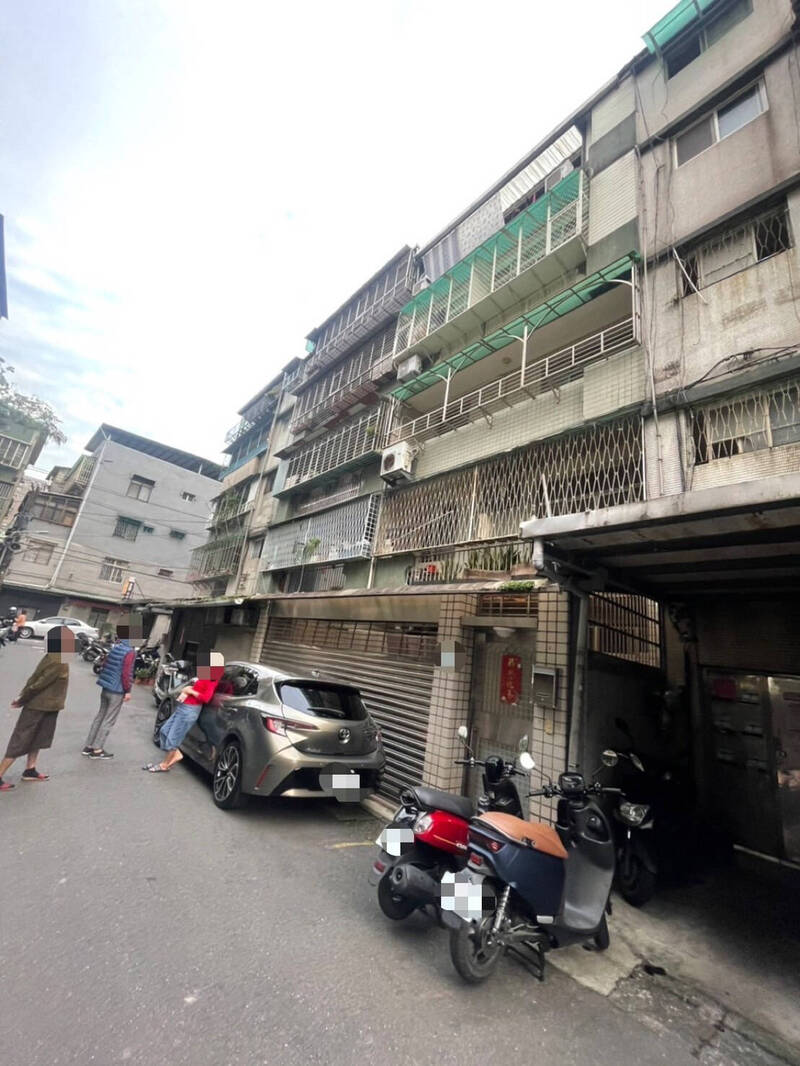 新北市中和區日前驚傳一起離奇案件,34歲賴男連假失聯2日,妻子徐女被發現躺臥房死亡,警方起初懷疑是情殺,賴男獲救後辯稱與妻子輕生,詢後依加工自殺罪嫌送辦。(記者闕敬倫翻攝) 新北市中和區日前驚傳一起離奇案件,34歲賴男連假失聯2日,妻子徐女被發現躺臥房死亡,警方起初懷疑是情殺,賴男獲救後辯稱與妻子輕生,詢後依加工自殺罪嫌送辦。(記者闕敬倫翻攝)