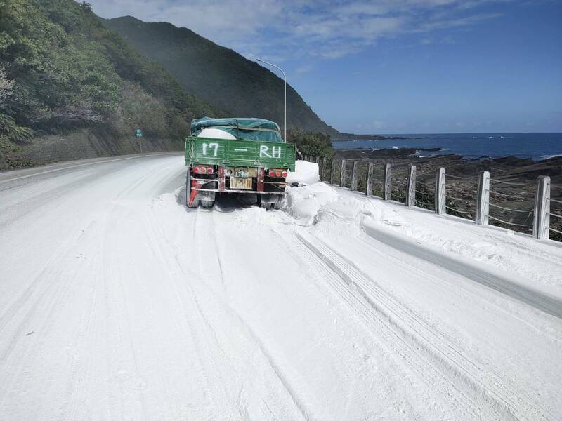 現場石灰石粉撒落一地，遠看以為濱海公路降雪。（記者吳昇儒翻攝）