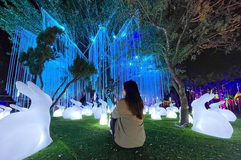 中台灣元宵燈會加碼打造新燈區，台中市中央公園變身「魔盒世界」，「以大型裝置藝術結合光影及光環境設計出戶外異世界空間，白天及夜晚有完全不同的視覺驚奇。（台中市政府提供）