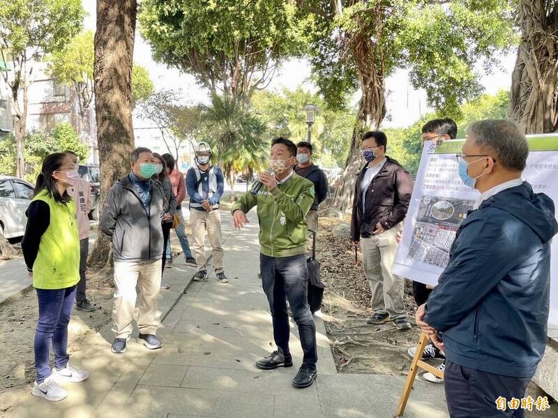 市府水利局推動鳳山溪河岸步道改建工程，立委許智傑（中）協助爭取經費，今邀集在地議員、里長會勘，聽取水利局簡報規劃。（記者陳文嬋攝）