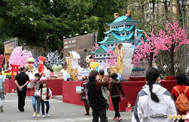 台灣燈會今天起試營運，吸引不少民眾嘗鮮。（記者林正堃攝）