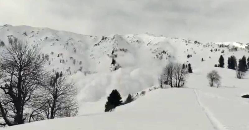 印度喀什米爾知名滑雪勝地「古爾馬爾格」（Gulmarg）今天（2月1日）驚傳雪崩事件，目前已知至少2人死亡，還有多名遊客失蹤。（翻攝自推特）