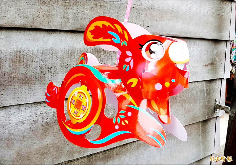 花蓮市公所推出限量版造型可愛的「賺錢兔」元宵燈籠，今天起供免費索取。（記者游太郎攝）