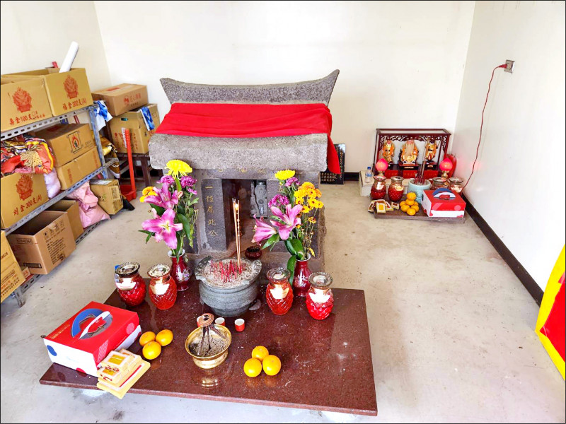頂社慶福宮的福德正神神尊在小廟內，其餘三尊神尊安座在大廟內。（記者周敏鴻攝）