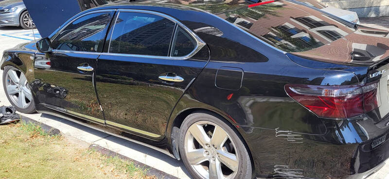 警方尋獲掛假車牌「凌志」自小客。（民眾提供）