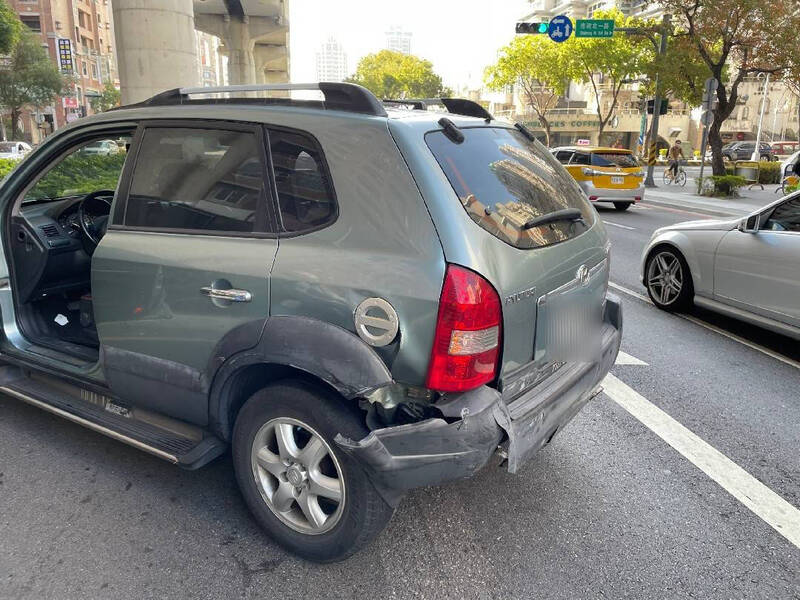 歹徒駕車逃竄過程中又波及一輛休旅車。（民眾提供）
