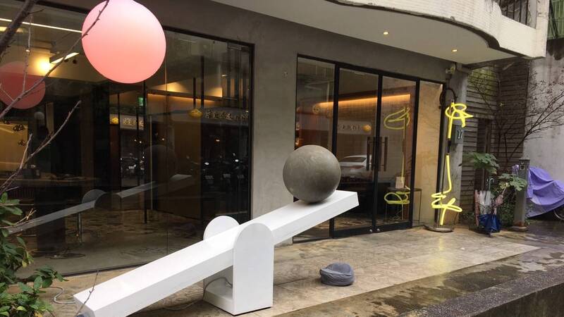 推廣台灣燈會、刺激商圈經濟，台北市政府在東區推「藝術入店」活動，設計各式燈飾營造節慶氣氛。（北市觀光傳播局提供）