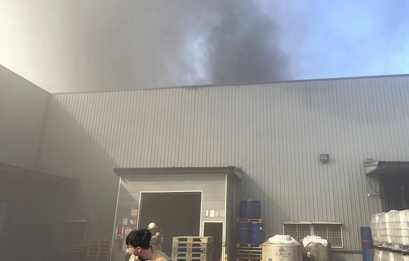 台南西港區永仕旺企業傳出火警，濃煙密佈。（民眾提供）