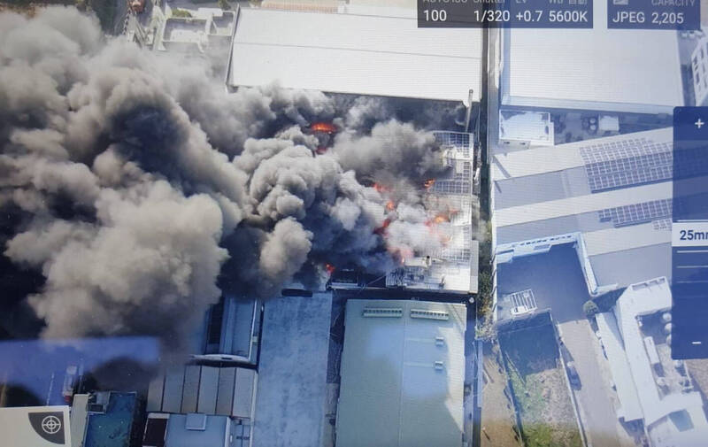 台南西港區永仕旺企業傳出工廠火警，火煙竄出。（消防局提供）