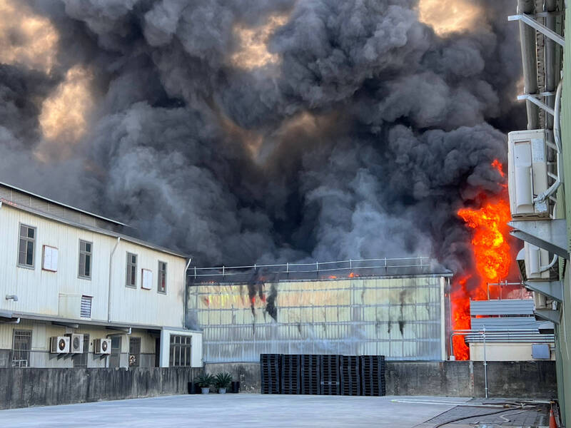 西港工廠火警火勢猛烈。（民眾提供）