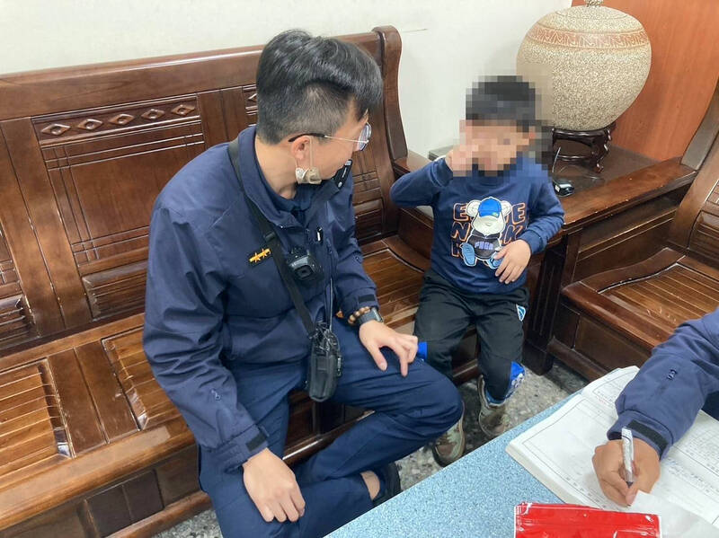 5岁小男童到派出所后，警员跟他玩了一阵子，他才破涕为笑。（草屯警分局提供）(photo:LTN)