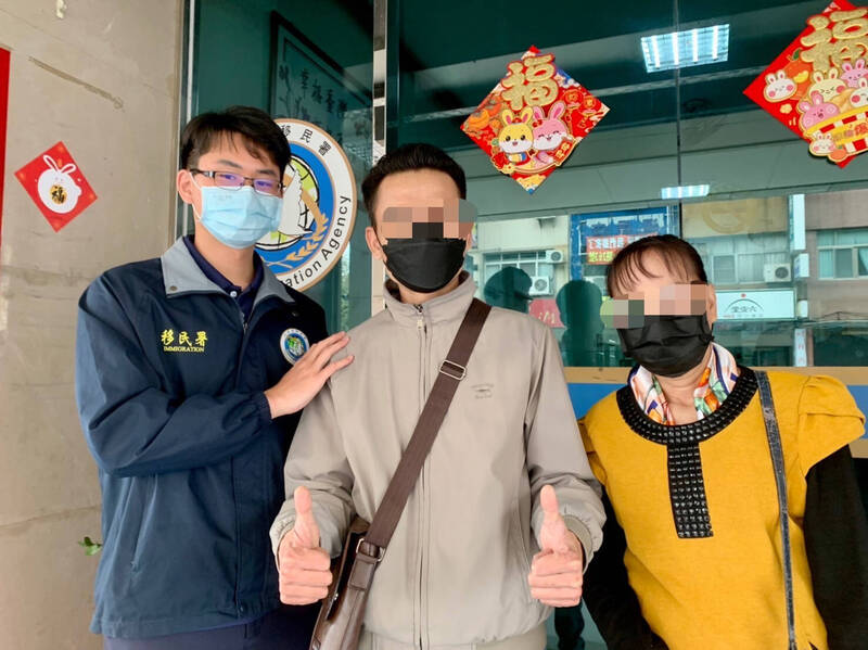 逾期滯台外籍移工從寬減罰上路，罰款打2折吸引失聯宋姓移工（中）主動投案。（移民署提供）