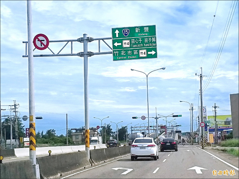 交通部公路總局規劃將台61線西濱快速公路23個平交路口全部改立體化，取消紅綠燈，預計2029年可完工通車。
（資料照，記者廖雪茹攝）