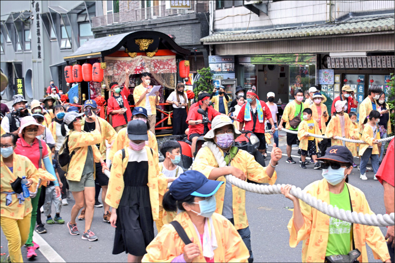 美加智庫公布2022年人類自由指數，台灣排名全球第14居亞洲之首，中國居於「後段班」的第152。圖為穿浴衣的遊客拉山車巡行關子嶺，充滿歡樂氣氛。（資料照）