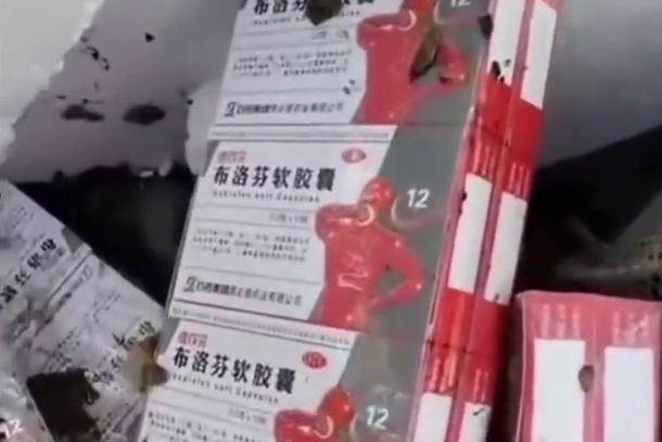 在中国曾一药难求的「布洛芬」，如今被人发现被大量弃置在垃圾桶，引发热议。（图撷取自微博）(photo:LTN)