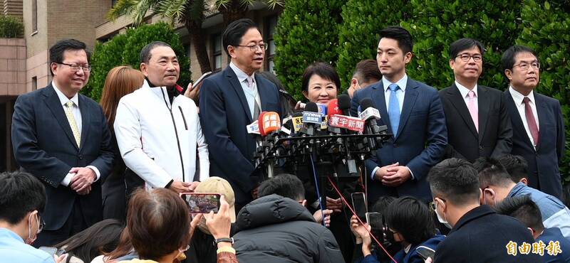 新任行政院長陳建仁今天主持行政院會，首度邀請六都市長列席，並在院會後與六都市長茶敘，六都市長在會後一起出面接受媒體訪問。（記者劉信德攝）
