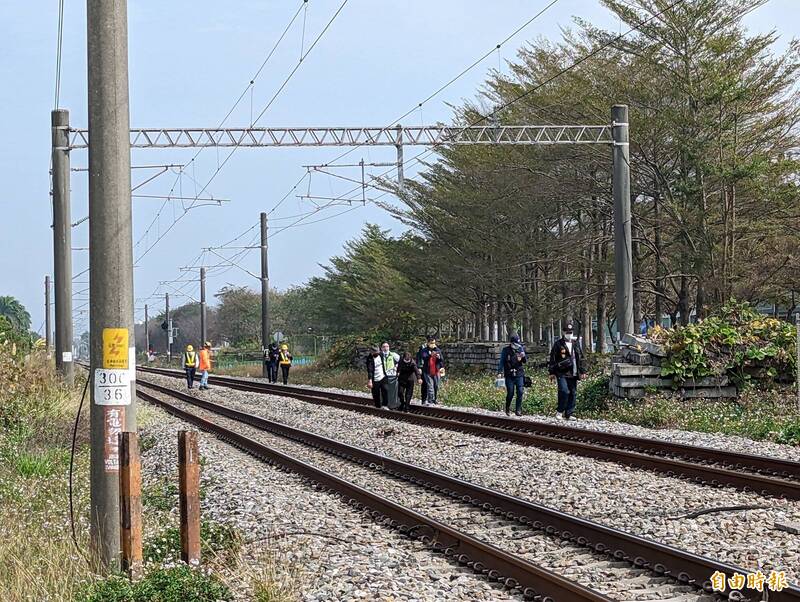 一名民眾闖入鐵軌遭火車撞上。（記者王善嬿攝）