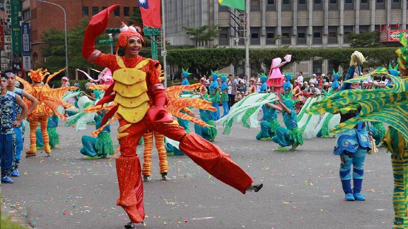 台灣燈會踩街遊行於2月5日登場，將有19組團隊、逾500名表演者參與演出。（台北市政府提供）