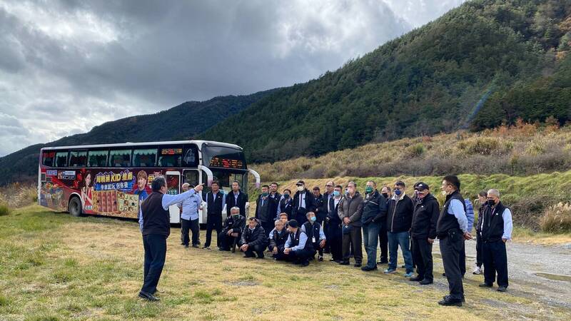 武陵櫻花季將於下週二登場，國光客運台北、宜蘭出發的一日遊賞櫻專車全面落實雙駕駛，並分四梯次實施駕駛專路線見習。（國光客運提供）