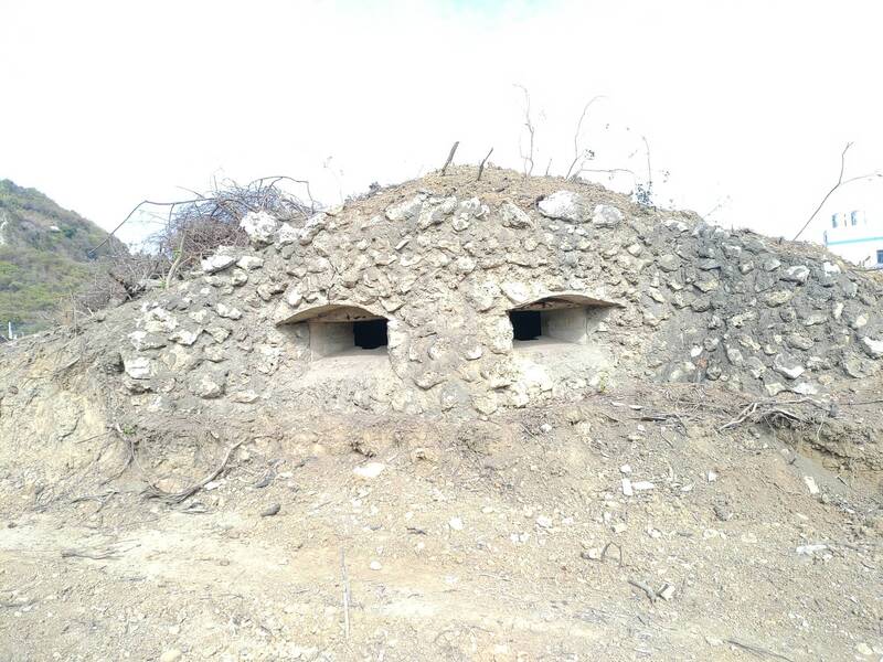 被建造在獨立山頭的機槍堡重見天日，形狀酷似貓頭鷹。（戴健城提供）