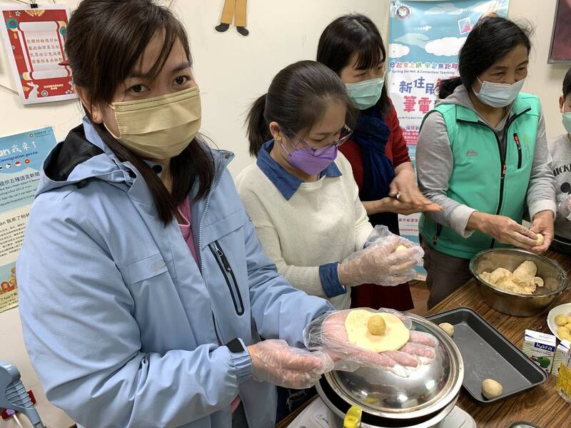 新住民朋友一起製作結和家鄉味的湯圓。（記者吳昇儒翻攝）