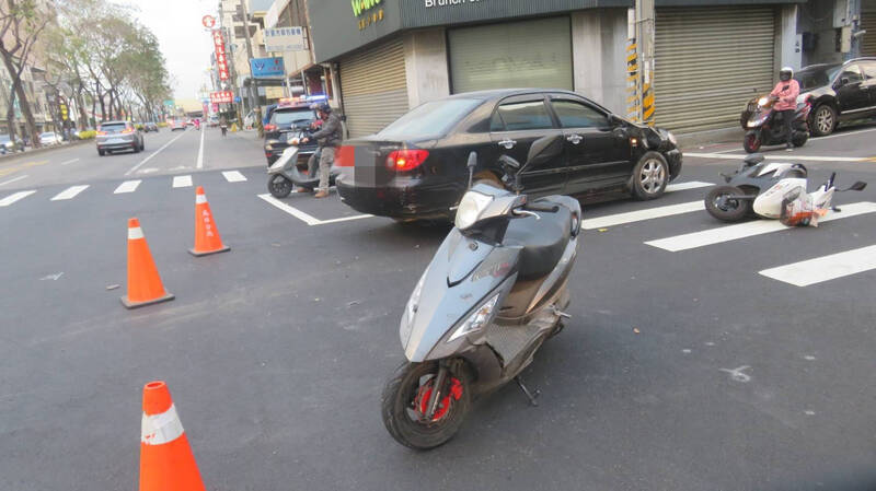 恐怖畫面曝光!汽車闖紅燈衝撞2機車 被撞2男竟「逃逸」 - 社會 - 自由時報電子報