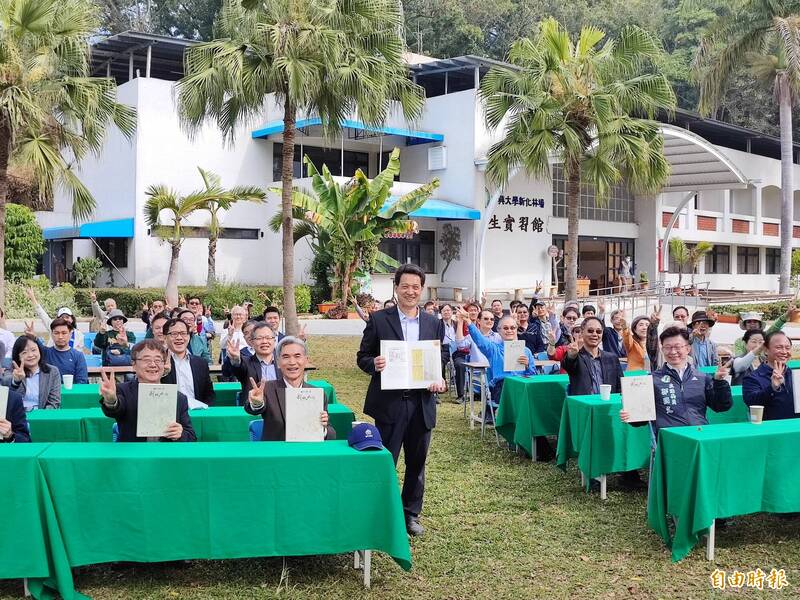 走過1世紀的歲月，中興大學新化林場百年傳承專書發表。（記者吳俊鋒攝）