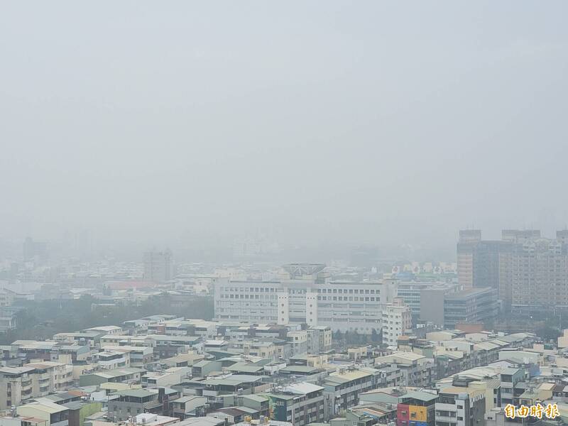 高雄受台南大火影響，整個市區瀰漫異味，鳳山等4個空品測站亮紅燈。（記者陳文嬋攝）