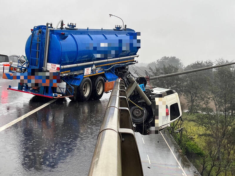 台61快速道路南下47.6公里高架橋聯結油罐車撞破護欄車禍，許姓駕駛摔落平面道路。（記者李容萍翻攝）